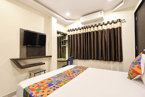 Egyptian cotton sheets, premium bedding, in-room safe, desk - Fabhotel Happy (Vijayawada)