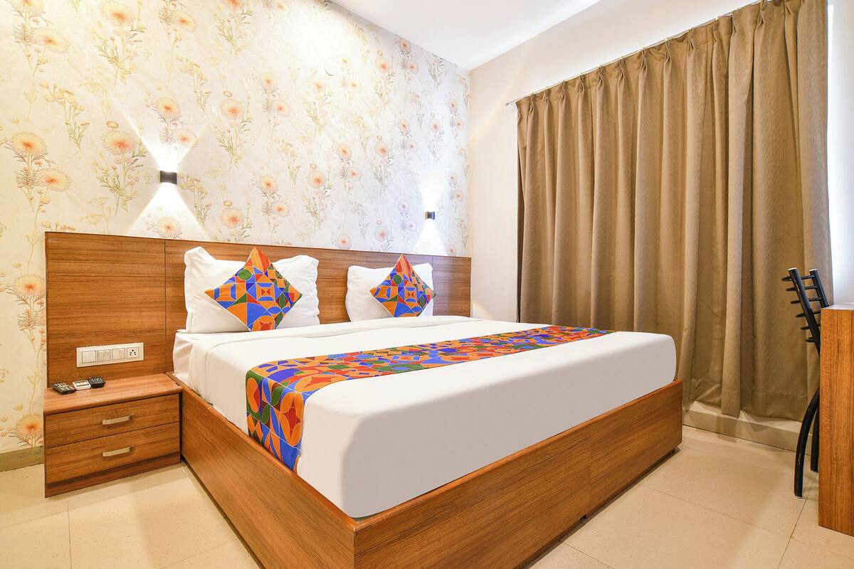 Deluxe Room | Egyptian cotton sheets, premium bedding, in-room safe, desk