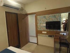Egyptian cotton sheets, premium bedding, in-room safe, desk - Fabhotel Staywell (Indore)