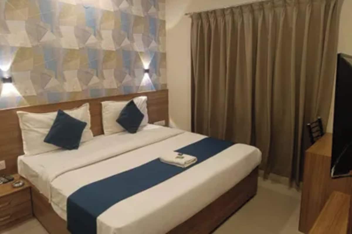 Deluxe Room | Egyptian cotton sheets, premium bedding, in-room safe, desk