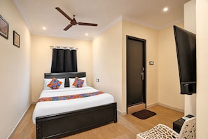 Egyptian cotton sheets, premium bedding, in-room safe, desk - Fabhotel Fantasea Omr (Chennai)