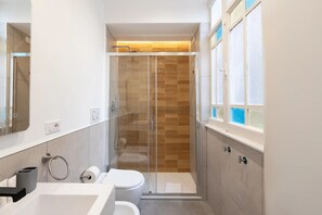 Dusche, Haartrockner, Handtücher