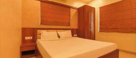 Un dormitorio con cama, aire acondicionado, paneles de madera y mesita de noche.
