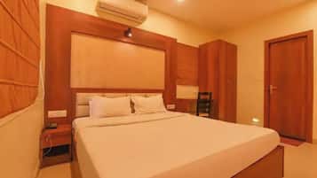 Egyptian cotton sheets, premium bedding, in-room safe, desk