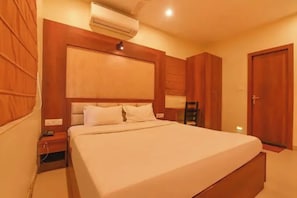 Egyptian cotton sheets, premium bedding, in-room safe, desk