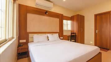 Deluxe Room | Egyptian cotton sheets, premium bedding, in-room safe, desk