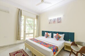 Egyptian cotton sheets, premium bedding, in-room safe, desk - Via Golden Gate Stayz (Gurugram)