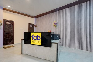 Reception - Fabhotel Crystal Zee (Kanpur)