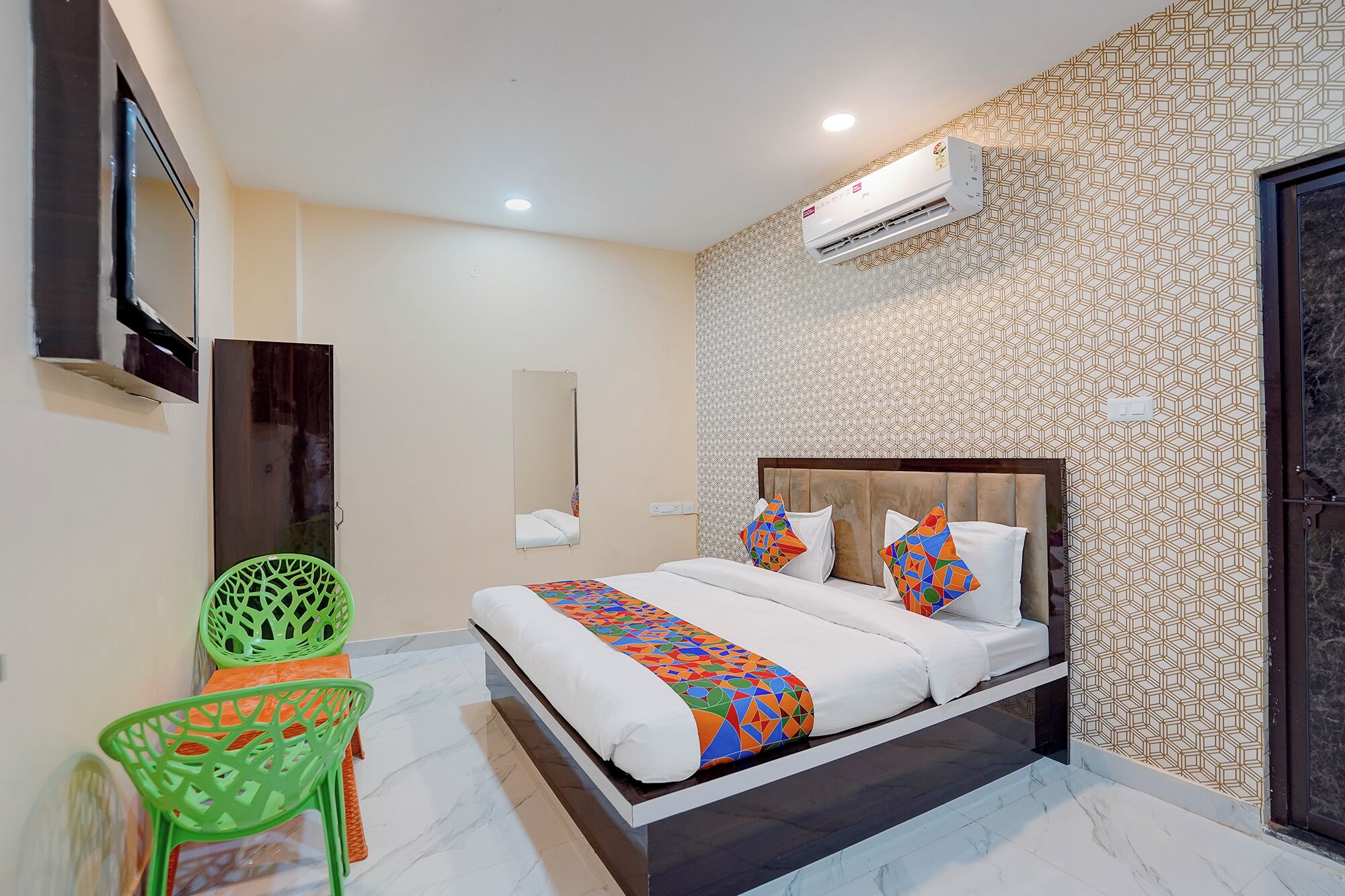 Egyptian cotton sheets, premium bedding, in-room safe, desk