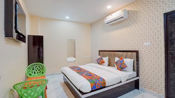 Egyptian cotton sheets, premium bedding, in-room safe, desk