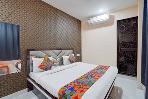 Egyptian cotton sheets, premium bedding, in-room safe, desk - Fabhotel Crystal Zee (Kanpur)