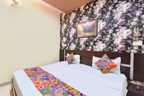Egyptian cotton sheets, premium bedding, desk, free WiFi