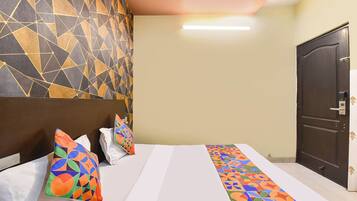 Egyptian cotton sheets, premium bedding, desk, free WiFi