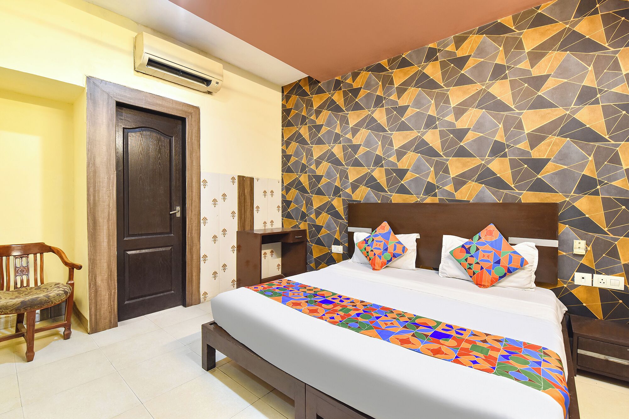 Egyptian cotton sheets, premium bedding, desk, free WiFi
