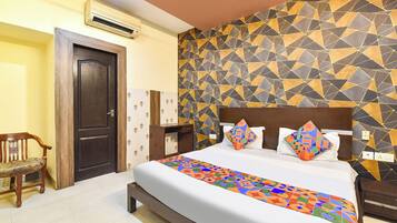 Egyptian cotton sheets, premium bedding, desk, free WiFi