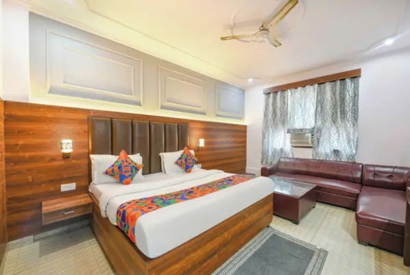 Egyptian cotton sheets, premium bedding, in-room safe, desk - Fabhotel Black Stone Palace (Ghaziabad)