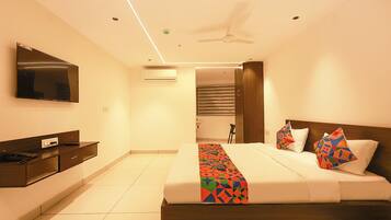 Egyptian cotton sheets, premium bedding, in-room safe, desk