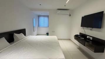 Egyptian cotton sheets, premium bedding, in-room safe, desk