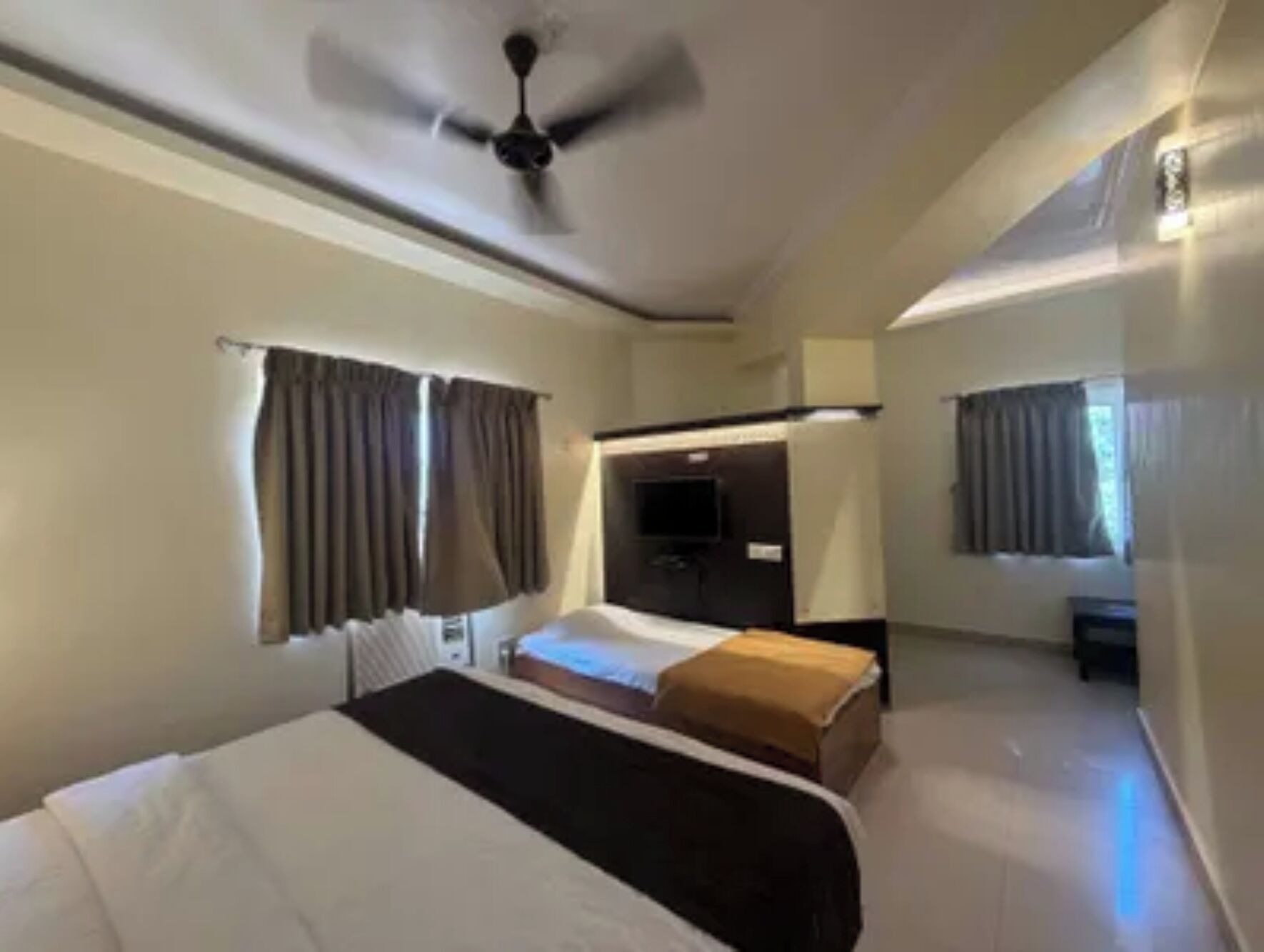 Egyptian cotton sheets, premium bedding, in-room safe, desk