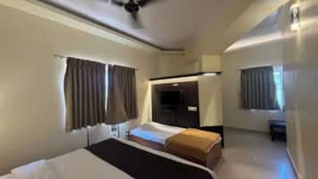 Egyptian cotton sheets, premium bedding, in-room safe, desk