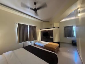 Egyptian cotton sheets, premium bedding, in-room safe, desk