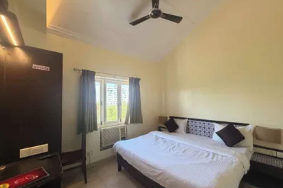 Family Room | Egyptian cotton sheets, premium bedding, in-room safe, desk