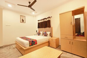 Egyptian cotton sheets, premium bedding, in-room safe, desk - Fabhotel Ssr (Khammam)