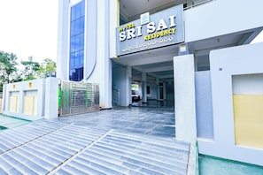 Entrada de un hotel, con un letrero que dice 'Hotel Srisail Residency'.