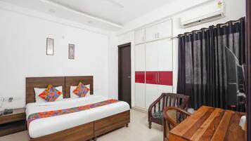 Egyptian cotton sheets, premium bedding, in-room safe, desk