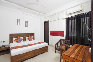 Egyptian cotton sheets, premium bedding, in-room safe, desk - Fabhotel As Residency (Noida)