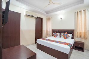 Egyptian cotton sheets, premium bedding, in-room safe, desk - Fabhotel Sapphires (Noida)