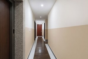 Lobby - Fabhotel Sapphires (Noida)