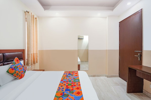 Egyptian cotton sheets, premium bedding, in-room safe, desk - Fabhotel Sapphires (Noida)