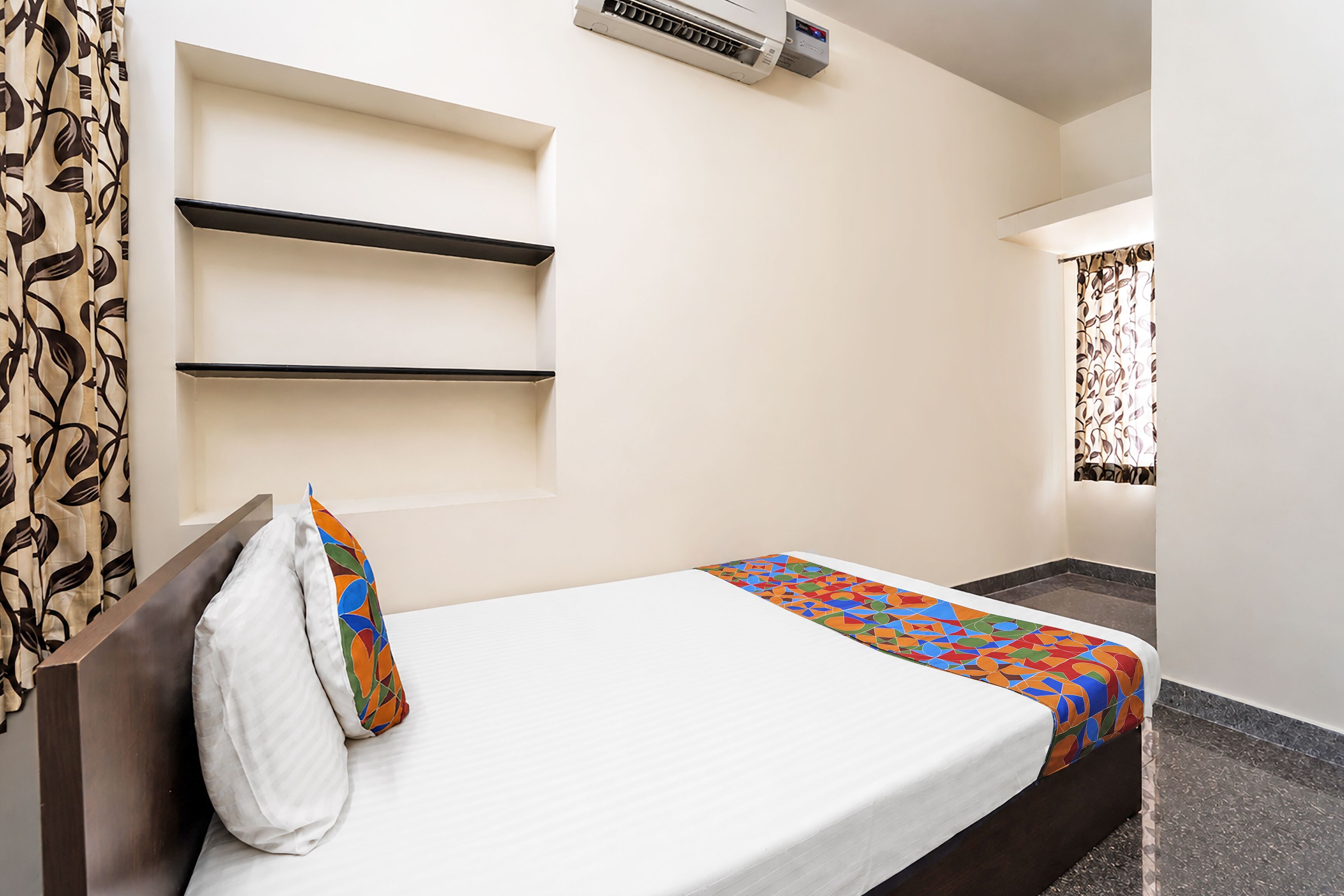 Egyptian cotton sheets, premium bedding, in-room safe, desk