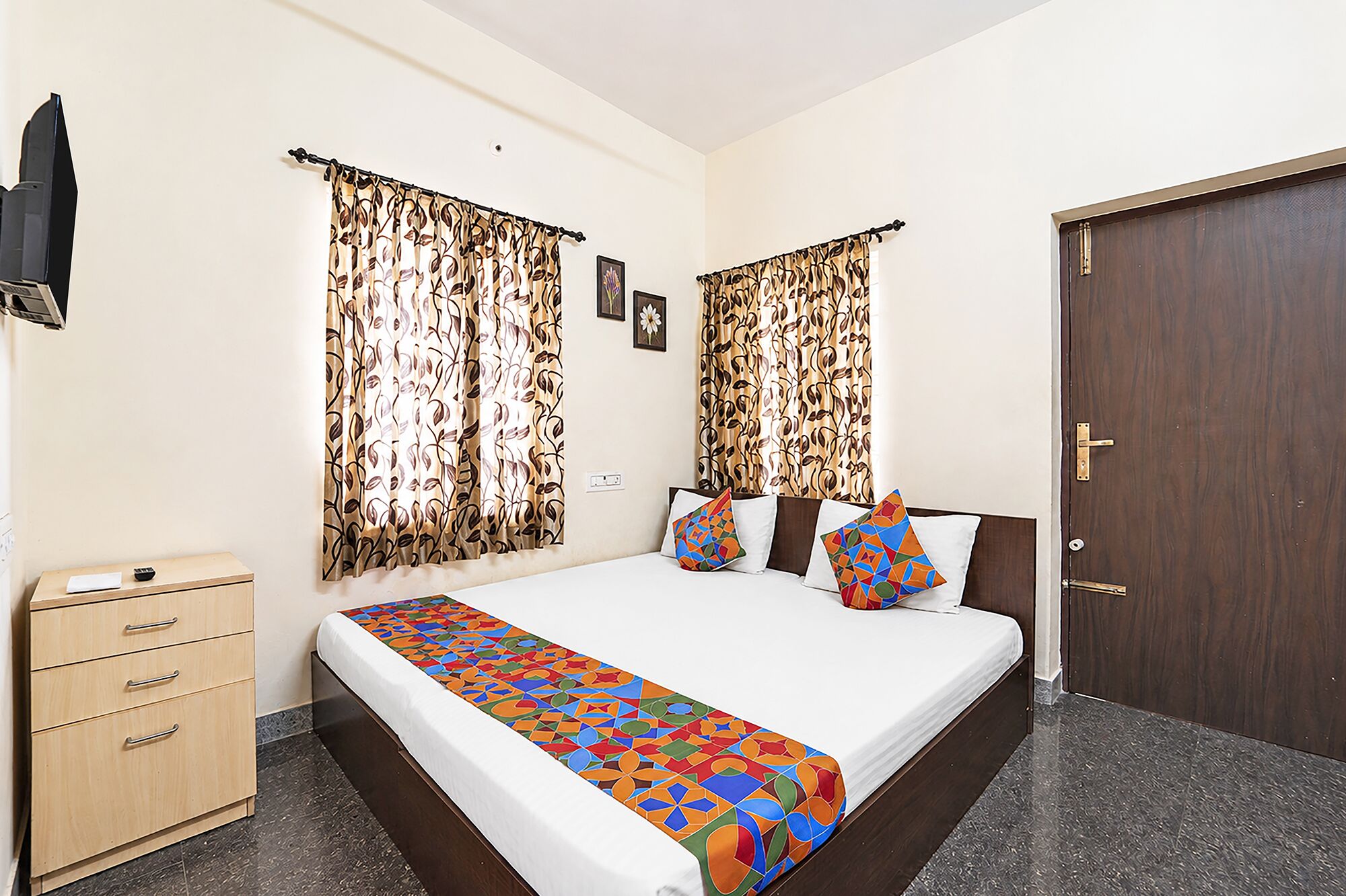 Egyptian cotton sheets, premium bedding, in-room safe, desk