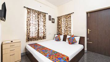 Egyptian cotton sheets, premium bedding, in-room safe, desk