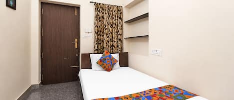 Egyptian cotton sheets, premium bedding, in-room safe, desk