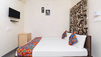 Deluxe Room | Egyptian cotton sheets, premium bedding, in-room safe, desk