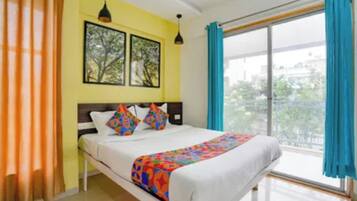 Egyptian cotton sheets, premium bedding, in-room safe, desk