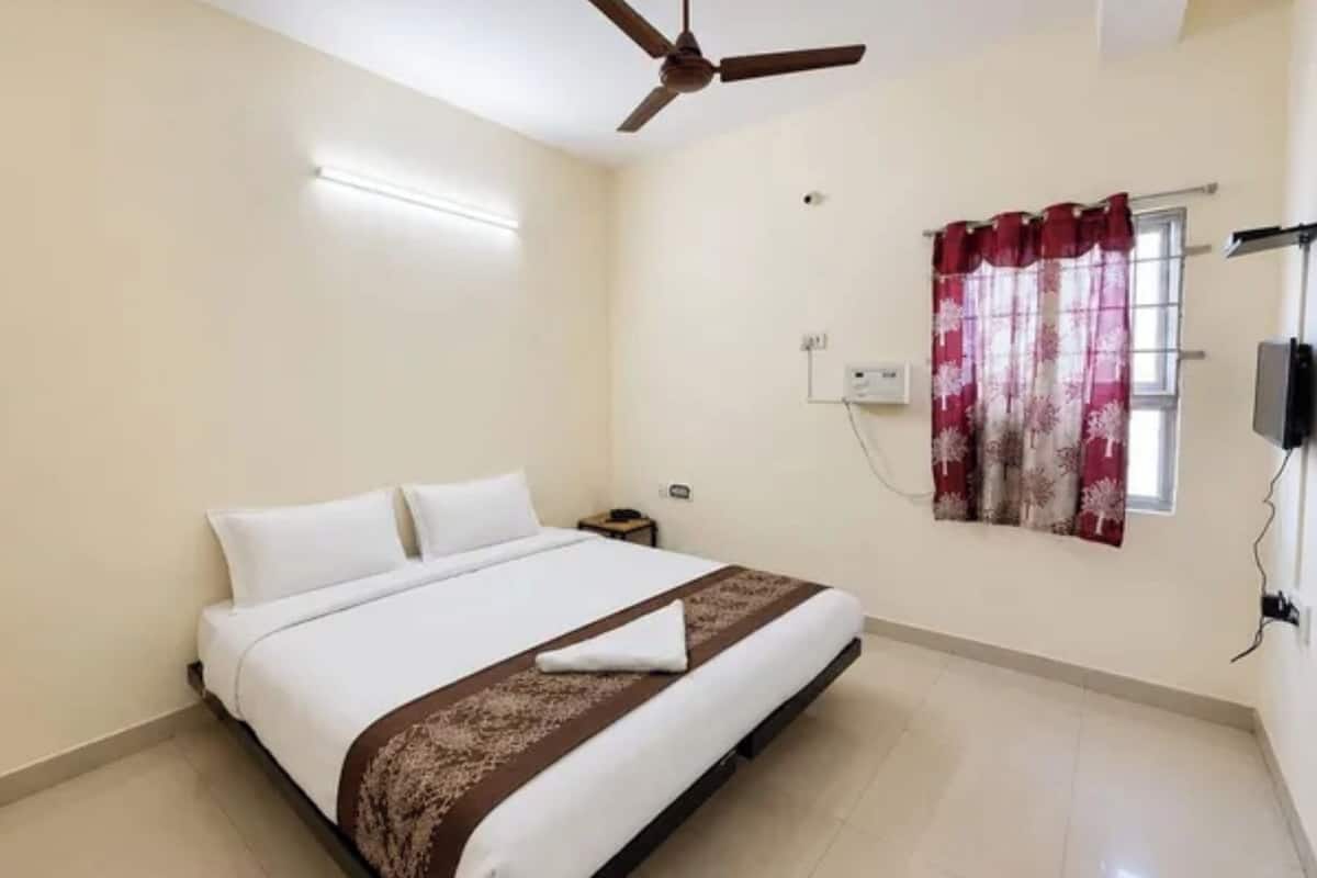Deluxe Room | Egyptian cotton sheets, premium bedding, in-room safe, desk