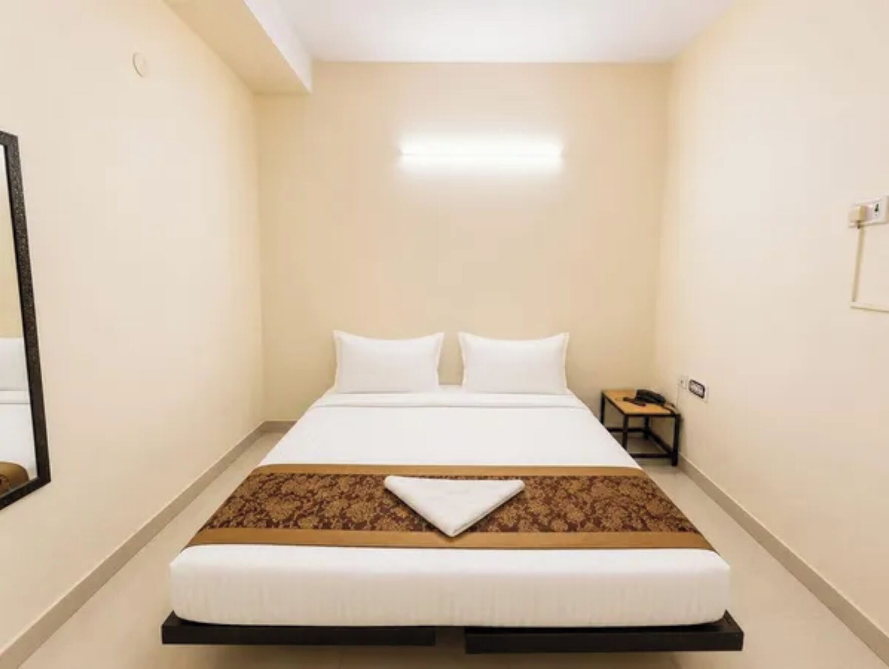 Egyptian cotton sheets, premium bedding, in-room safe, desk