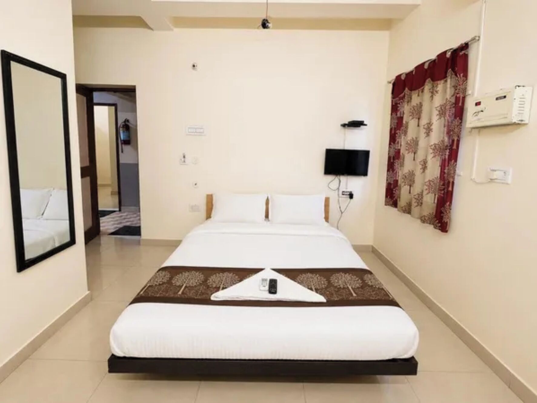 Egyptian cotton sheets, premium bedding, in-room safe, desk