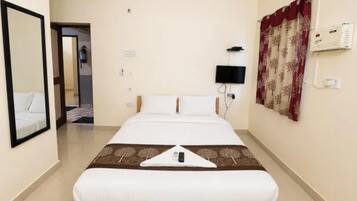 Egyptian cotton sheets, premium bedding, in-room safe, desk