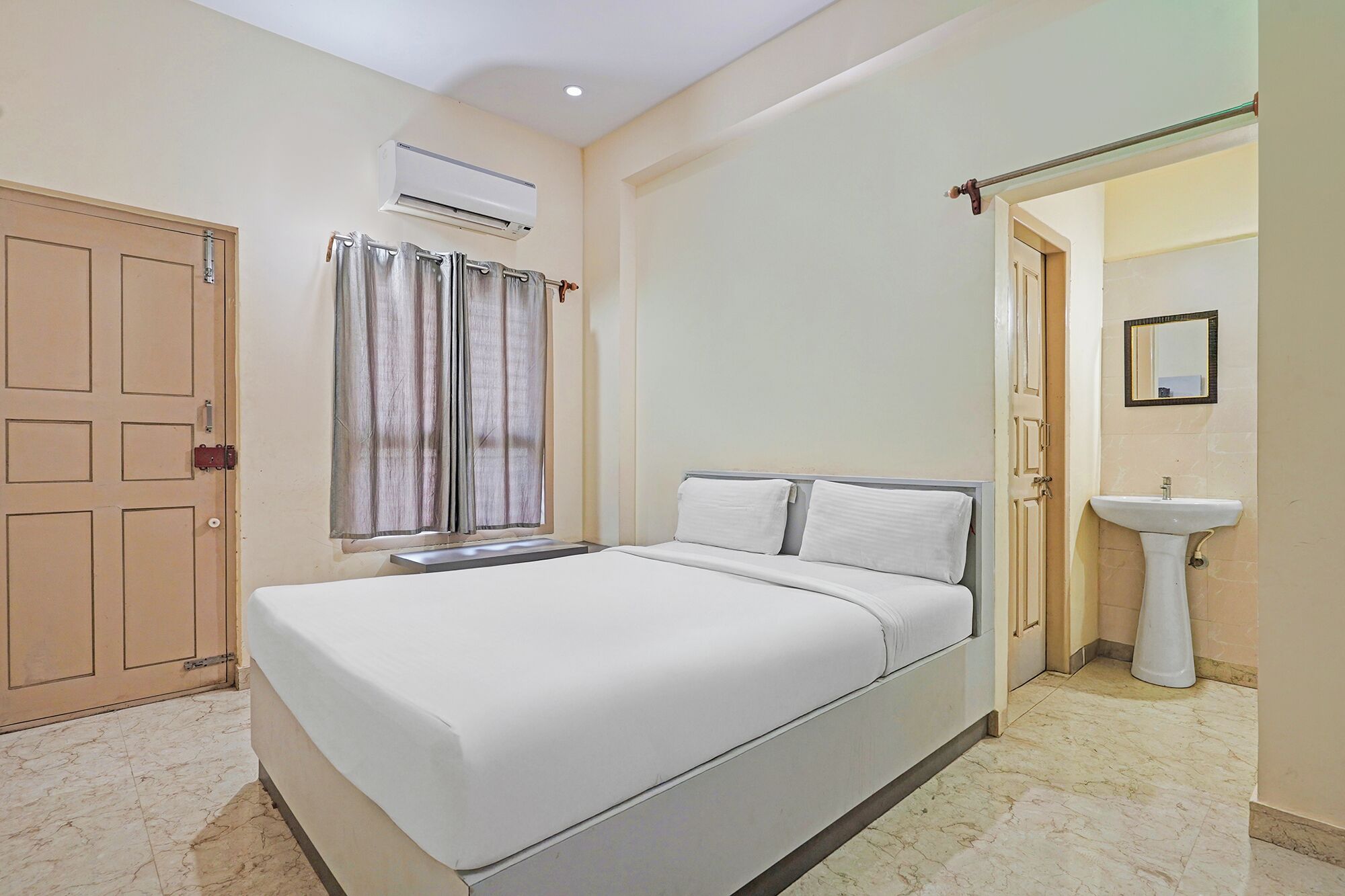 Egyptian cotton sheets, premium bedding, in-room safe, desk