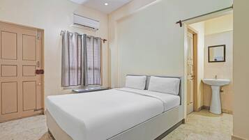 Egyptian cotton sheets, premium bedding, in-room safe, desk