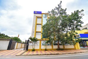 Vista frontal de la propiedad