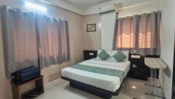 Egyptian cotton sheets, premium bedding, in-room safe, desk