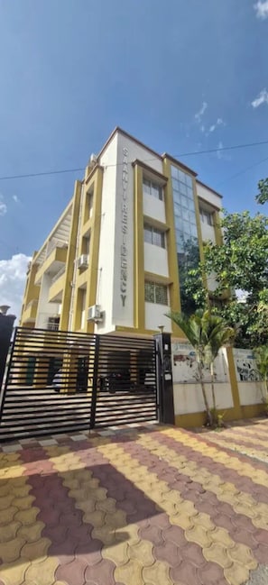 Front of property - Fabhotel Himalay Guest House Saanvi Residency (Pune)