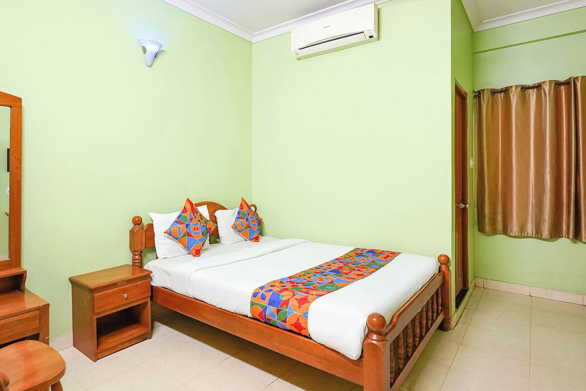 Deluxe Room | Egyptian cotton sheets, premium bedding, in-room safe, desk