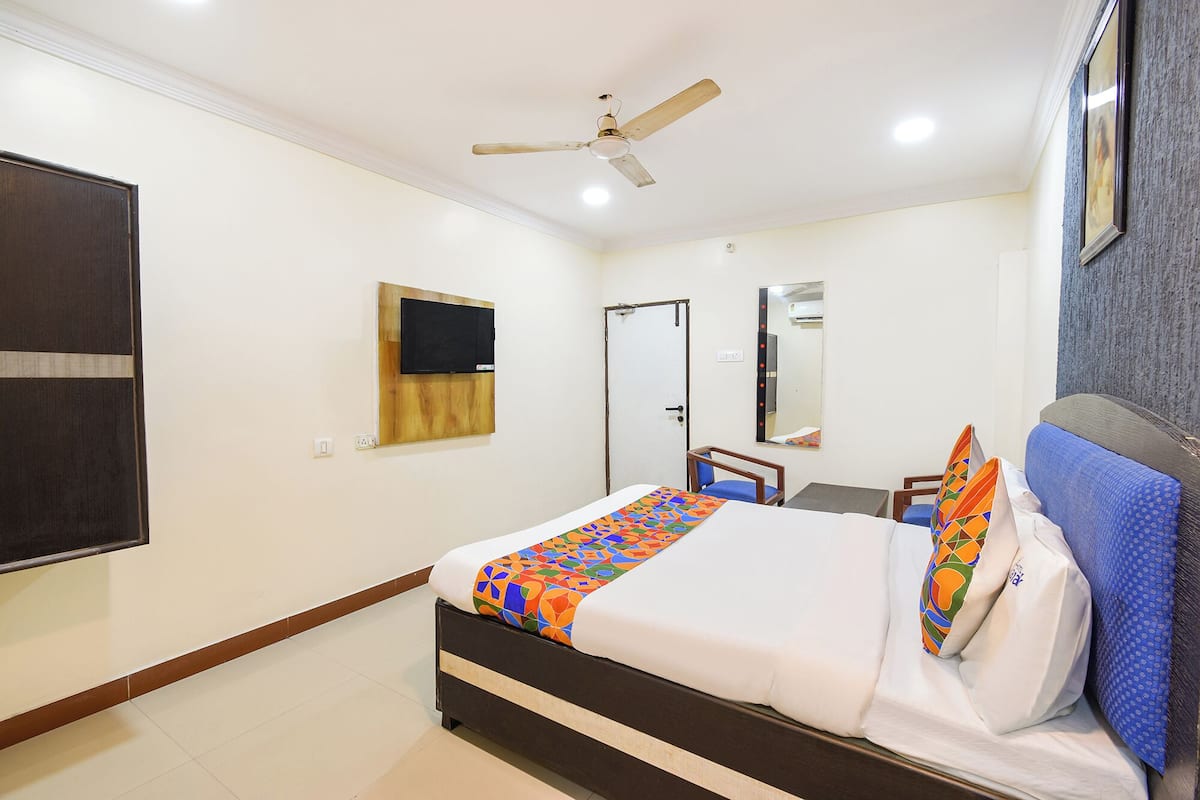 Premium Room | Egyptian cotton sheets, premium bedding, in-room safe, desk